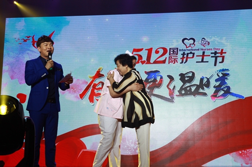 11 患者与护士深情相拥，真情感动全场.JPG