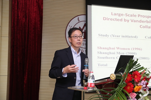 郑苇教授进行学术讲座.JPG