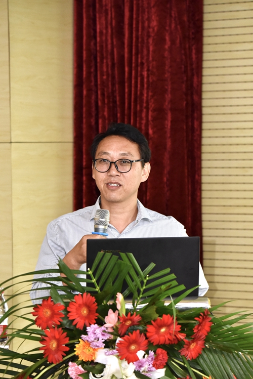刘宏教授进行学术讲座.jpg