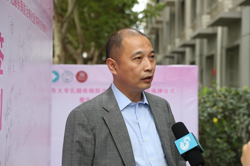 研究所所长余之刚接受采访.JPG
