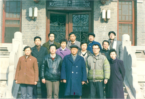 1991年筹建处部分工作人员合影。最后排左一为赵庆山。.jpg