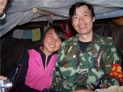 2008年5月，李雪梅和她的“山东爸爸”在灾区合影.jpg