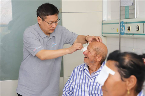 揭开纱布重见光明，维吾尔族同胞脸上露出了喜悦的表情.jpg