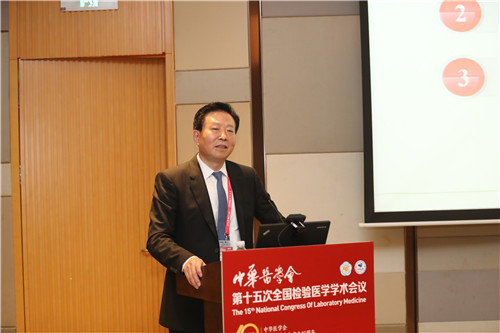 院长做报告_副本.jpg