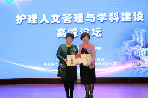 林主任 李選 合影 台上_副本.jpg