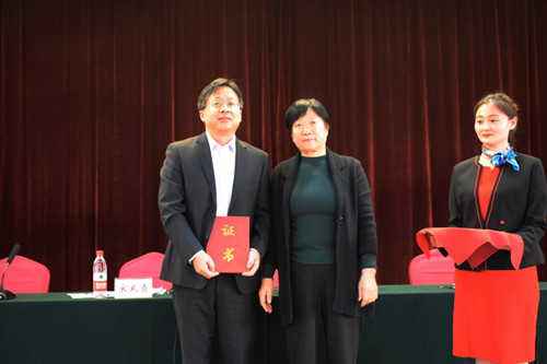山东医师协会宋良贞副会长为分会第二届委员会主任委员薛江颁发聘书_副本.jpg