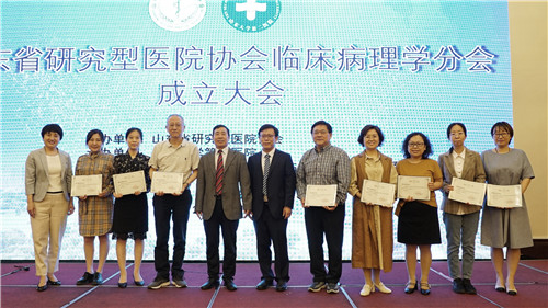 柳丽华、王兴步、为委员们颁发证书_副本