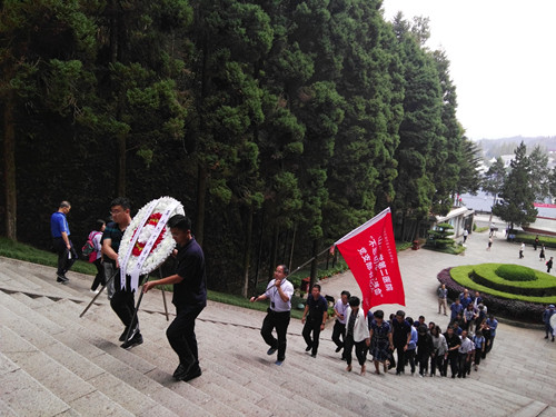 革命烈士公墓敬献花圈_副本.jpg