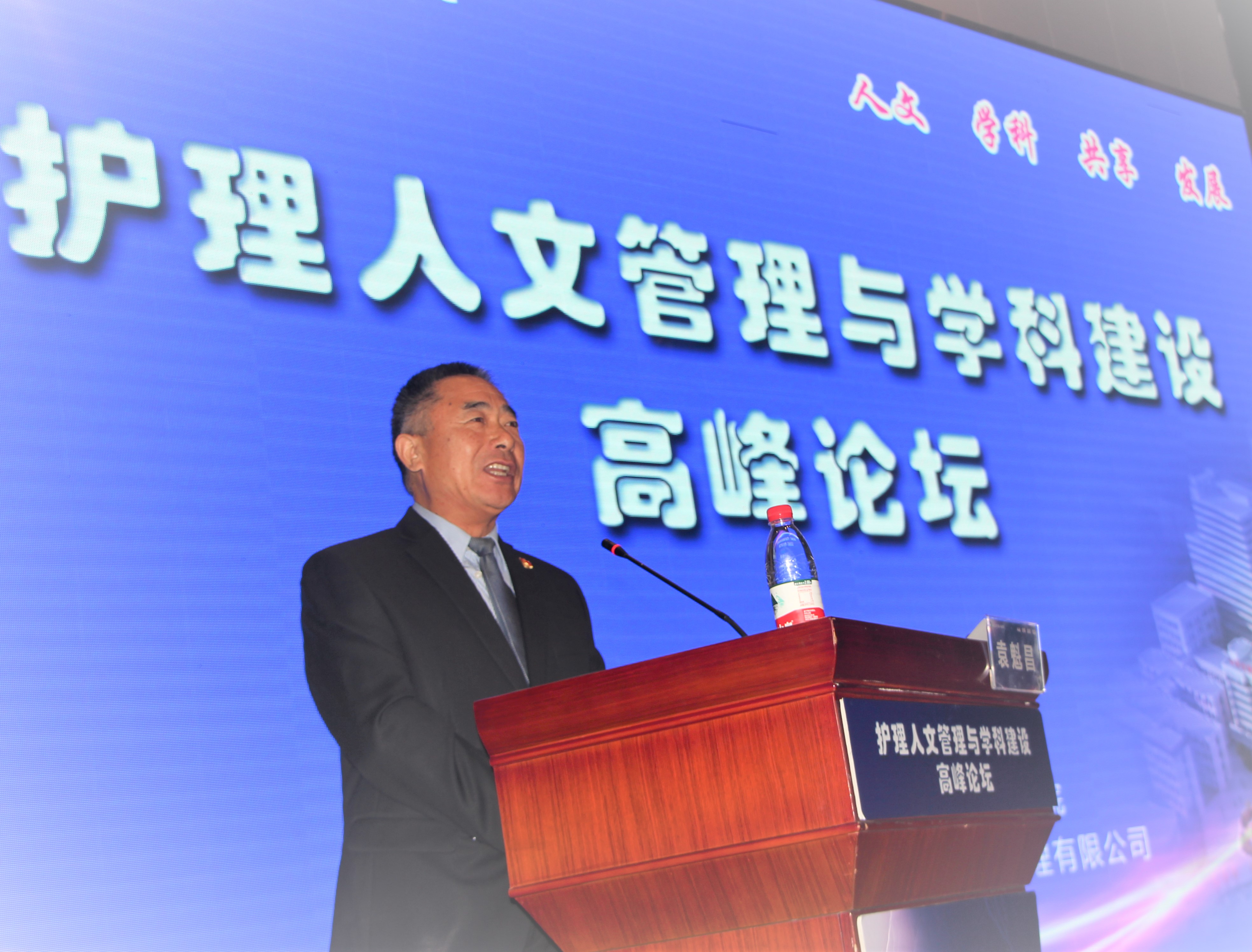 书记  台上发言2_1152.jpg