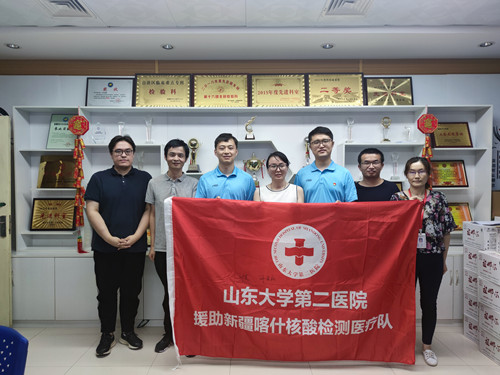 喀什地区第一人民医院检验科合影_副本.jpg