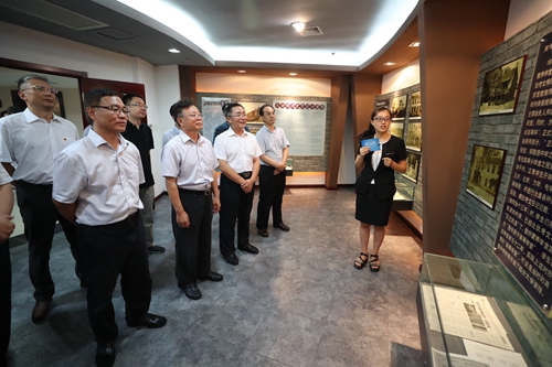 与会领导考察登州文会馆.JPG