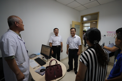 与会领导走进玲珑英诚医院诊室看望义诊专家.JPG
